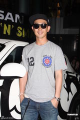 组图：黄贯中享受街头开唱 自曝彩排现突发状况