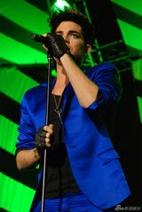 组图：亚当兰伯特上海妩媚开唱眼线撩人