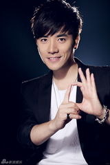 组图：邓宁拍摄写真大片 新造型帅气阳光