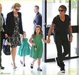 组图：妮可基德曼黑超遮面 穿印花裙带爱女度假