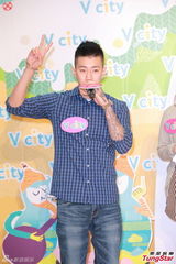 组图：朴宰范呼吁歌迷为海难祈祷 不知尼坤恋情