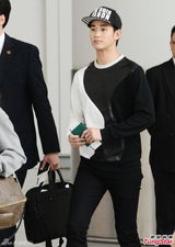 组图：金秀贤离港频回眸 五百粉丝闯闸送别