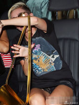 组图：麦莉赛勒斯超短皮裙亮相 走光露黑丝底裤