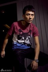 组图：张宁江拍时尚大片 “战争型男”有型有款