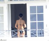 组图：蕾哈娜室内全裸被偷拍 秀玉背诱人