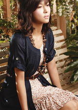 高清组图：韩星河智苑春装照 忧郁安静气质温婉