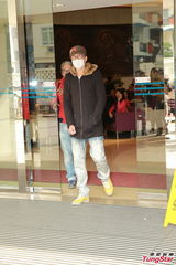 组图：周家蔚剖腹产子 洪天明报喜心情大好