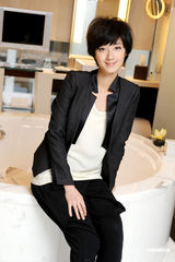 组图：桂纶镁拍写真黑衣黑裤出镜中性风显帅气