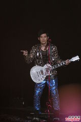 组图：周杰伦开个唱大秀人鱼线 张智霖同台助阵