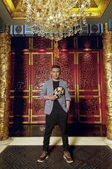 组图：聂远登时尚杂志封面 畅谈人生旅程心得