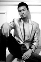 组图：型男江洋黑白影像展现华丽中的沉静