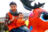 组图：奶爸胡歌父爱爆棚 亲子装出镜直戳萌点