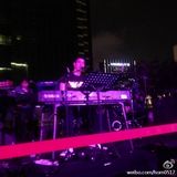 组图：王力宏新加坡跨年秀 爱妻上台切蛋糕