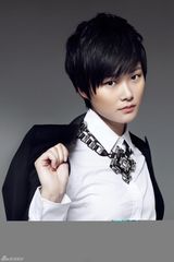 高清组图：李宇春眼神犀利 复古礼服现身低调华丽