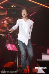 组图：萧敬腾唱《black or white》 向杰克逊致敬