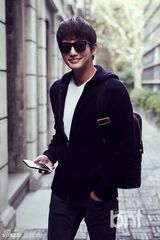 组图：朴施厚中国时尚街拍 自然休闲帅气足