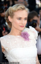 组图：戴安克鲁格戛纳走秀和男友恩爱