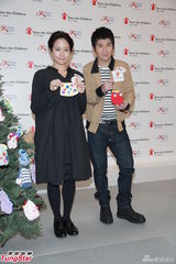 组图：林嘉欣阔身衫孕味浓 曹格恨收女儿亲织衣衫