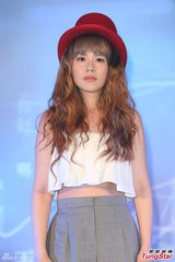 组图：星光魔王王诗安首发片甜美 黄子佼助阵