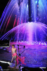 高清图：郑秀文深V金色舞衣上阵 水舞台上劲歌热舞