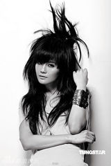 幻灯图集：阿Sa(蔡卓妍)全新EP造型曝光 黑白风摇滚味十足