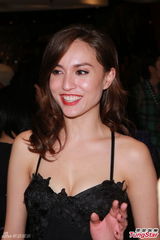 组图：47岁美魔女透视低V裙抛胸 成全场聚焦点