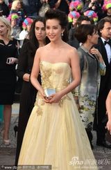 组图：李冰冰戛纳走秀 金色长裙华丽刺绣精致