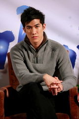 组图：《倾城之泪》发布会 窦骁周冬雨再度携手