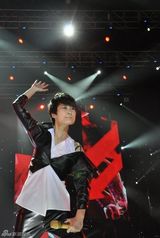 高清图：李宇春个唱成催泪弹 谢霆锋重弹吉他落泪