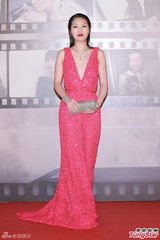 组图：杨千嬅牵手丁子高 超深V晚装胸前露胶纸