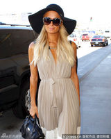 组图：帕丽斯赴上海捞金 为粉丝签名