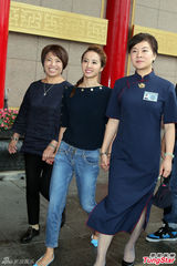 组图：蔡依林母亲节献吻妈妈 避谈绯闻