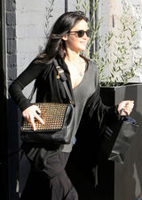 组图：奥斯卡影后变造型 劳伦斯金发变黑发