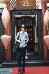 组图：陈燃最新街拍曝光 自然清爽闪耀秋日街头