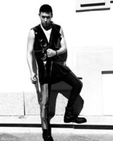 组图：陆毅米兰写真展露性感迷人气息