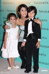 组图：杨采妮出席商业活动 回应金城武新恋情传闻