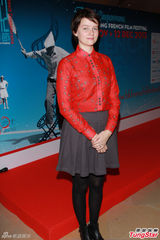 组图：法国演员宝莲艾特妮赴港 红裙俏皮靓丽