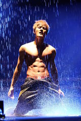 组图：吴克群个唱湿身秀腹肌 和女模互摸掀高潮