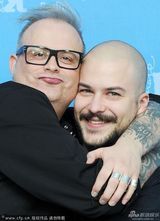 组图：《她们看见一头熊》亮相 罗曼妮红唇抢镜