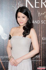 组图：苟芸慧长裙优雅亮相 否认绯闻带来工作