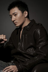 组图：陈昊全新时尚写真 身着黑衫帅气逼人