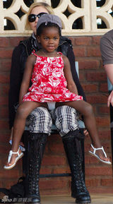 幻灯图集：麦当娜携女儿出席慈善学校奠基仪式