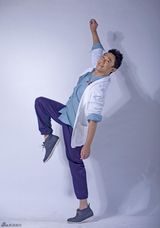 组图：王新搞怪写真展时尚雅痞风