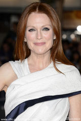 组图：朱丽安-摩尔花裙出席首映 与米歇尔争艳