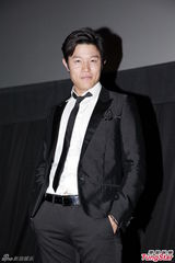 组图：日星铃木亮平宣传新片 与本裸男斗舞