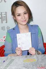 组图：阿娇穿性感裤袜亮相 羡慕蔡依林恋情稳定