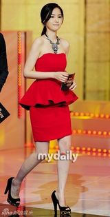 组图：2NE1助阵广播颁奖礼 宣美超短裤性感起舞