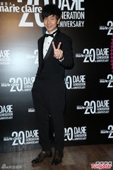 组图：林俊杰西装绅士献唱 自曝已一年未接吻