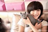 幻灯图集：王珞丹拍宠物写真 仿猫咪表情俏皮可爱