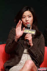 组图：全智贤优雅亮相宣传 盼与徐峥合作